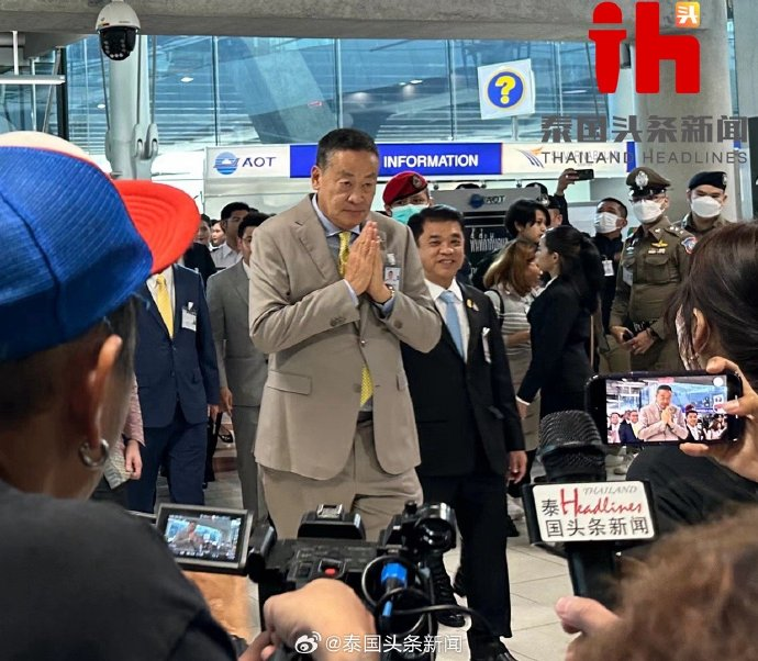 Thailand Headlines รายงาน นายกรัฐมนตรีไทยเดินทางไปสนามบินด้วยตนเอง ต้อนรับนักท่องเที่ยวชาวจีนฟรีวีซ่าชุดแรก Thailand Headlines รายงาน นายกรัฐมนตรีไทยเดินทางไปสนามบินด้วยตนเอง ต้อนรับนักท่องเที่ยวชาวจีนฟรีวีซ่าชุดแรก