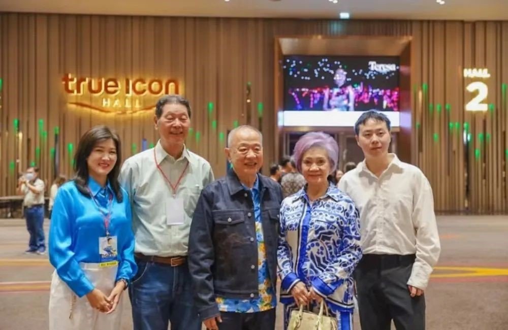 ในฐานะสื่อพันธมิตรของคอนเสิร์ต เทเรซา เต็ง โฮโลกราฟิก โปรเจ็คชั่น กรุงเทพฯ สำนักข่าวไทยพาดหัวข่าวในเครือของกลุ่ม ได้ร่วมเป็นสักขีพยานและบันทึกภาพค่ำคืนนั้น ในฐานะสื่อพันธมิตรของคอนเสิร์ต เทเรซา เต็ง โฮโลกราฟิก โปรเจ็คชั่น กรุงเทพฯ สำนักข่าวไทยพาดหัวข่าวในเครือของกลุ่ม ได้ร่วมเป็นสักขีพยานและบันทึกภาพค่ำคืนนั้น