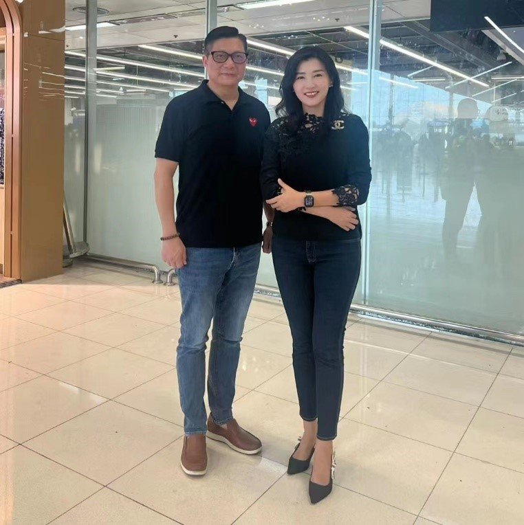 คุณหลุ่ย แซ่กั๊ว ต้อนรับคุณคริส ถัง คุณหลุ่ย แซ่กั๊ว ต้อนรับคุณคริส ถัง