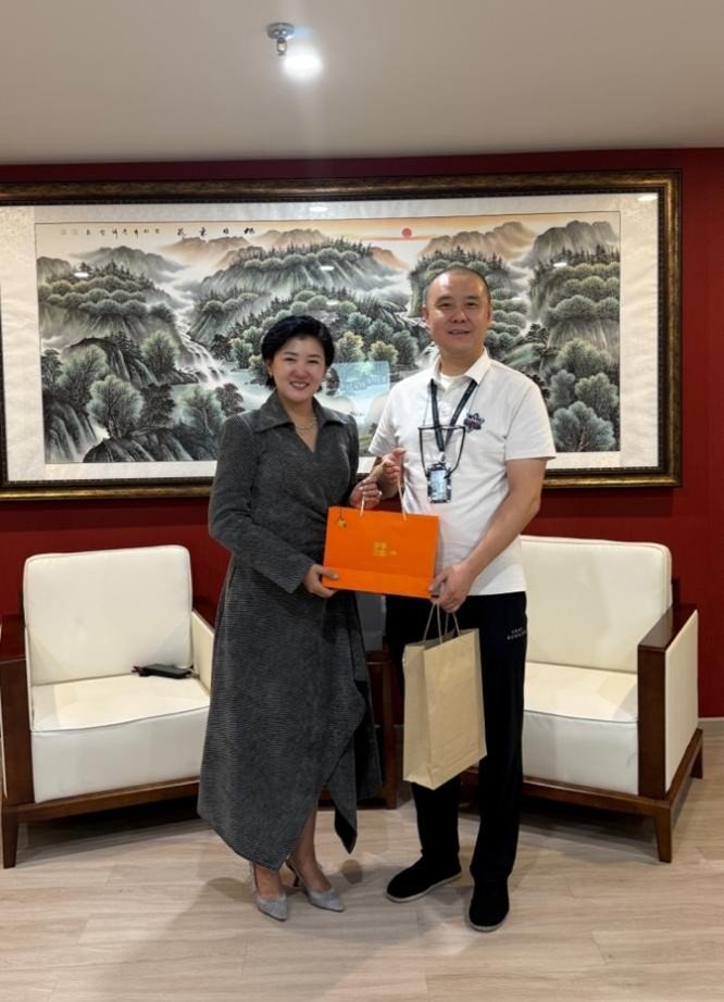 【คุณกัวรุ่ย ประธานกลุ่ม ให้การต้อนรับคุณหวังหนาน เจ้าของบริษัท Taiguanjia (Thai Butler Service)】