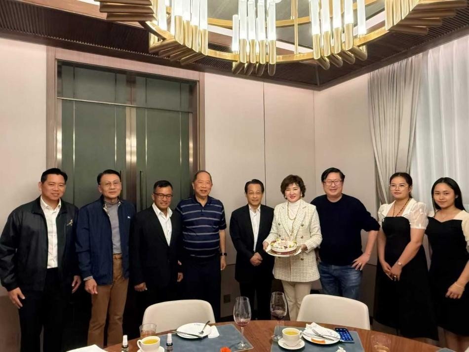 【ประธานและ CEO ของกลุ่มร่วมรับประทานอาหารค่ำกับอดีตรัฐมนตรีและบุคคลสำคัญของไทย】