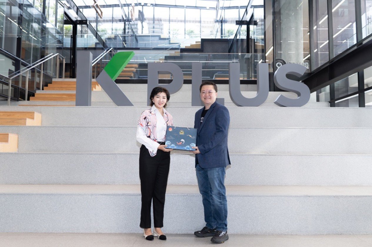 【คุณกัวรุ่ย ประธานกลุ่ม สัมภาษณ์พิเศษบุคคลขึ้นปก: คุณจรุง เกียรติสุภาพงศ์ CIO ของ KBTG】