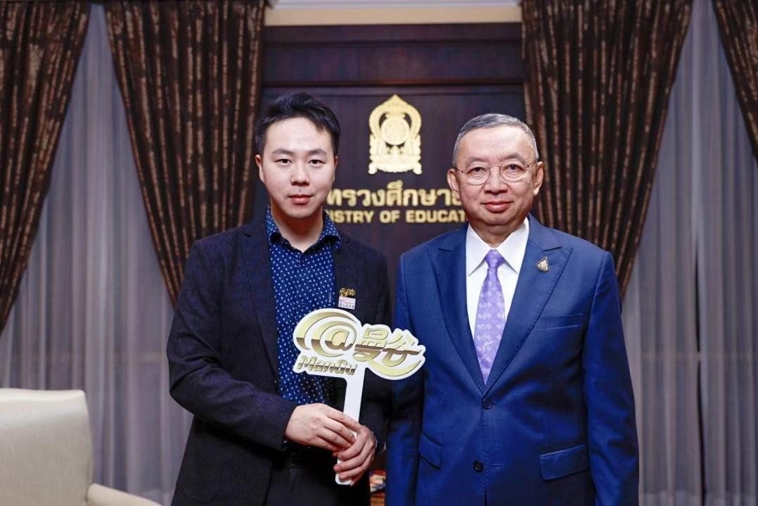 คุณจงมู่เยว่ รองประธานกลุ่มเอเชียแมส ประเทศไทย สัมภาษณ์พิเศษรัฐมนตรีว่าการกระทรวงศึกษาธิการของไทย