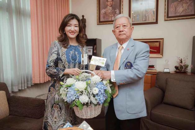 20 ธันวาคม 2020 คุณหลุ่ย แซ่กั๊วได้รับการต้อนรับอย่างอบอุ่นจาก ฯพณฯ พลเรือเอก สุรยุทธ จุลานนท์ ประธานองคมนตรี ประเทศไทย และหารือเกี่ยวกับเอกลักษณ์ของสื่อสังคมออนไลน์ของจีน 20 ธันวาคม 2020 คุณหลุ่ย แซ่กั๊วได้รับการต้อนรับอย่างอบอุ่นจาก ฯพณฯ พลเรือเอก สุรยุทธ จุลานนท์ ประธานองคมนตรี ประเทศไทย และหารือเกี่ยวกับเอกลักษณ์ของสื่อสังคมออนไลน์ของจีน