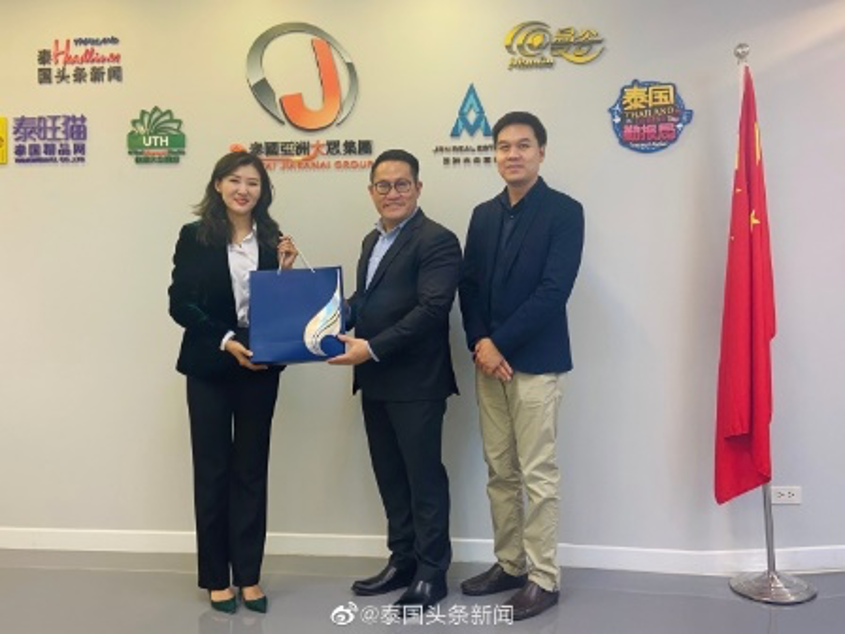 ผู้อำนวยการอาวุโสฝ่ายการตลาด สายการบินบางกอกแอร์เวย์ เยี่ยมที่บริษัทไทยเจียระไน กรุ๊ป จำกัด ผู้อำนวยการอาวุโสฝ่ายการตลาด สายการบินบางกอกแอร์เวย์ เยี่ยมที่บริษัทไทยเจียระไน กรุ๊ป จำกัด