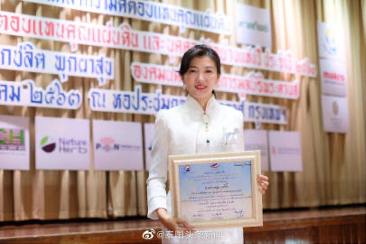 คุณหลุ่ย แซ่กั๊ว ประธานกรรมการบริษัทไทยเจียระไน กรุ๊ป จำกัด ได้รับเลือกให้เป็น "ต้นแบบแห่งปี" คุณหลุ่ย แซ่กั๊ว ประธานกรรมการบริษัทไทยเจียระไน กรุ๊ป จำกัด ได้รับเลือกให้เป็น "ต้นแบบแห่งปี"
