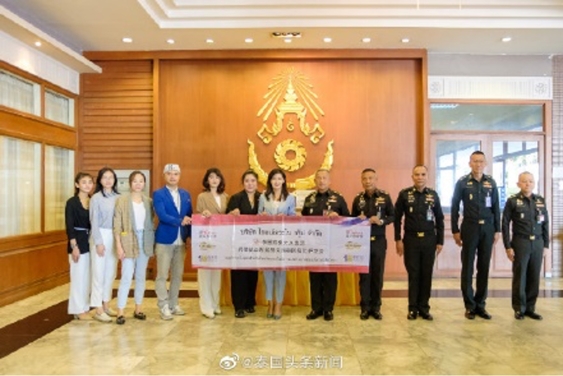 คุณหลุ่ย แซ่กั๊ว ไปกองบัญชาการกองทัพไทย บริจาคเวชภัณฑ์ต่อสู้โรคระบาดโคโรน่า คุณหลุ่ย แซ่กั๊ว ไปกองบัญชาการกองทัพไทย บริจาคเวชภัณฑ์ต่อสู้โรคระบาดโคโรน่า