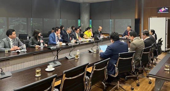 คุณหลุ่ย แซ่กั๊ว ผู้ก่อตั้งบริษัท ไทย เจียระไน กรุ๊ป จำกัด (มหาชน) ร่วมประชุมกำหนดนโยบายการท่องเที่ยวไทย-จีน คุณหลุ่ย แซ่กั๊ว ผู้ก่อตั้งบริษัท ไทย เจียระไน กรุ๊ป จำกัด (มหาชน) ร่วมประชุมกำหนดนโยบายการท่องเที่ยวไทย-จีน