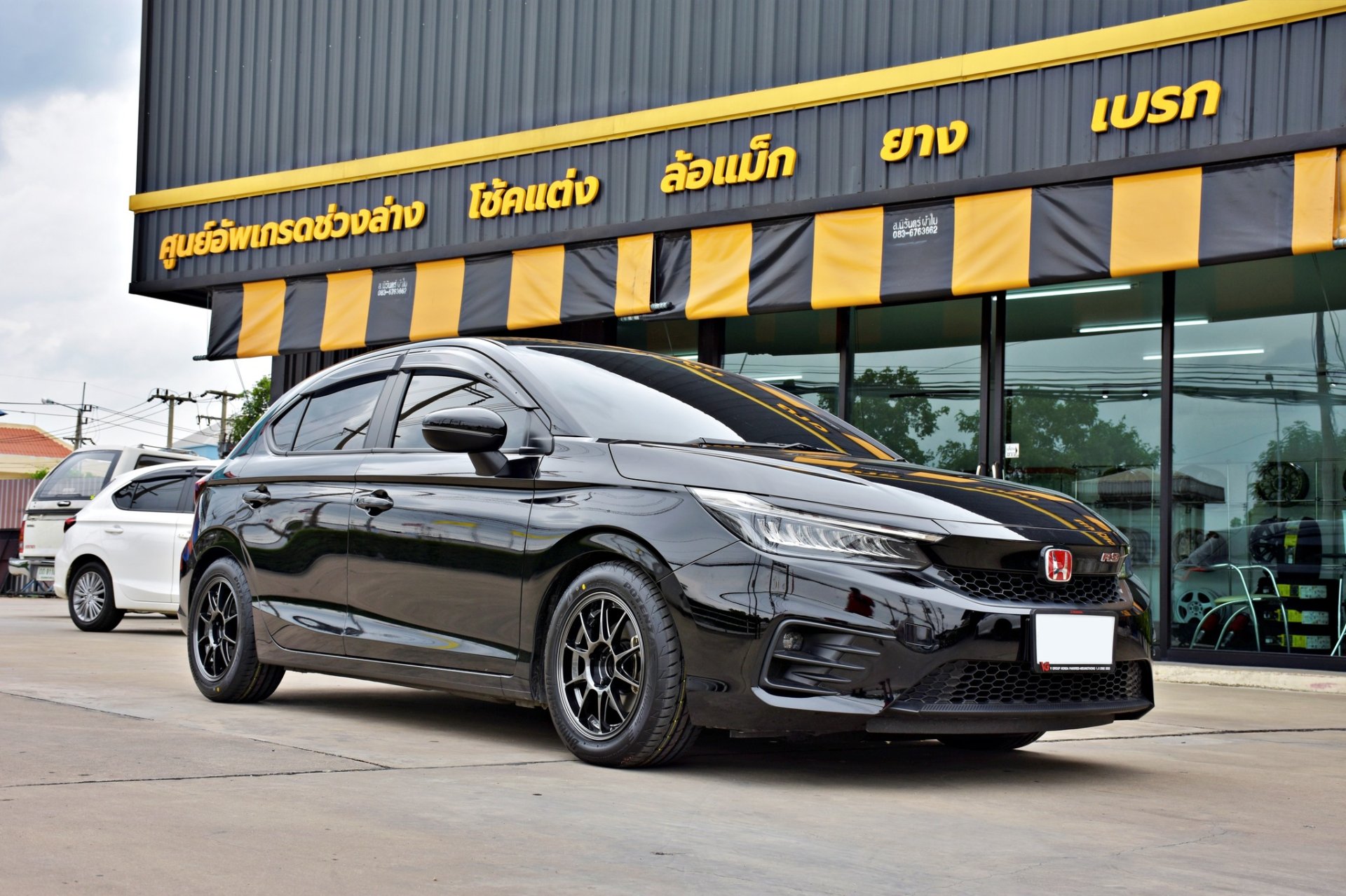 Honda City Hatchback เปลี่ยนล้อแม็ก NK Performance 105N ขนาด 15 นิ้ว พร้อมยาง Bridgestone RE004 และโช้ค Caribbean FinRS ติดตั้งครบที่ Autoquiks ปทุมธานี