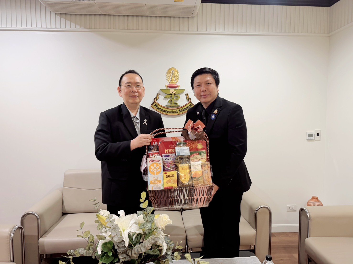 คณะผู้บริหารนำโดยประธานเจ้าหน้าที่บริหาร (CEO) และทีมผู้บริหารของ FG Global ได้เข้าพบเพื่อสวัสดีปีใหม่ รองศาสตราจารย์ เภสัชกร ดร.วรสิทธิ์ วงศ์สุทธิเลิศ