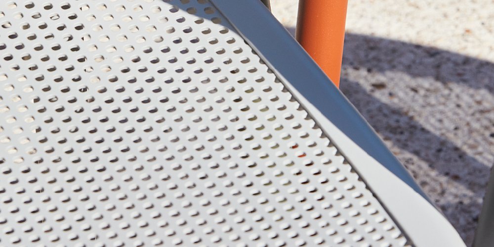 รายละเอียดเก้าอี้ Gusto Stackable Armchair สี Dune Matt | Aluminum Outdoor Chair Detail รายละเอียดวัสดุและโครงอะลูมิเนียมของเก้าอี้เอ้าดอร์ Gusto Stackable Armchair สี Dune Matt | Gusto outdoor chair close-up by ms natural design