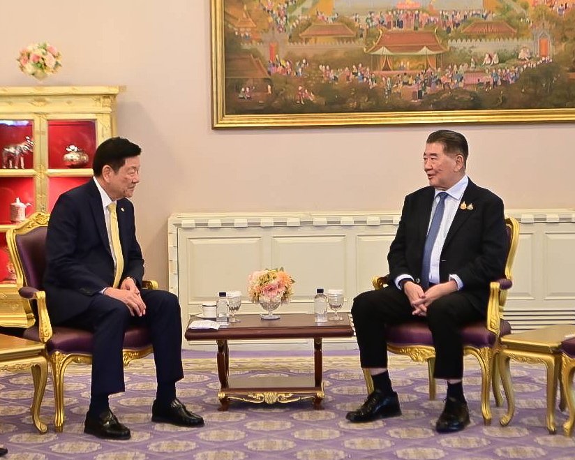 หอการค้าไทย-จีน เข้าพบ นายภูมิธรรม เวชยชัย รองนายกรัฐมนตรี และรัฐมนตรีว่าการกระทรวงมหาดไทย รักษาราชการแทนนายกรัฐมนตรี เพื่อมอบเงินจำนวน  5,000,000 บาท  เพื่อให้รัฐบาลนำไปช่วยเหลือ ทหารและ ประชาชนที่ได้รับผลกระทบจากสถานการณ์ความไม่สงบ  บริเวณชายแดนไทยกัมพู