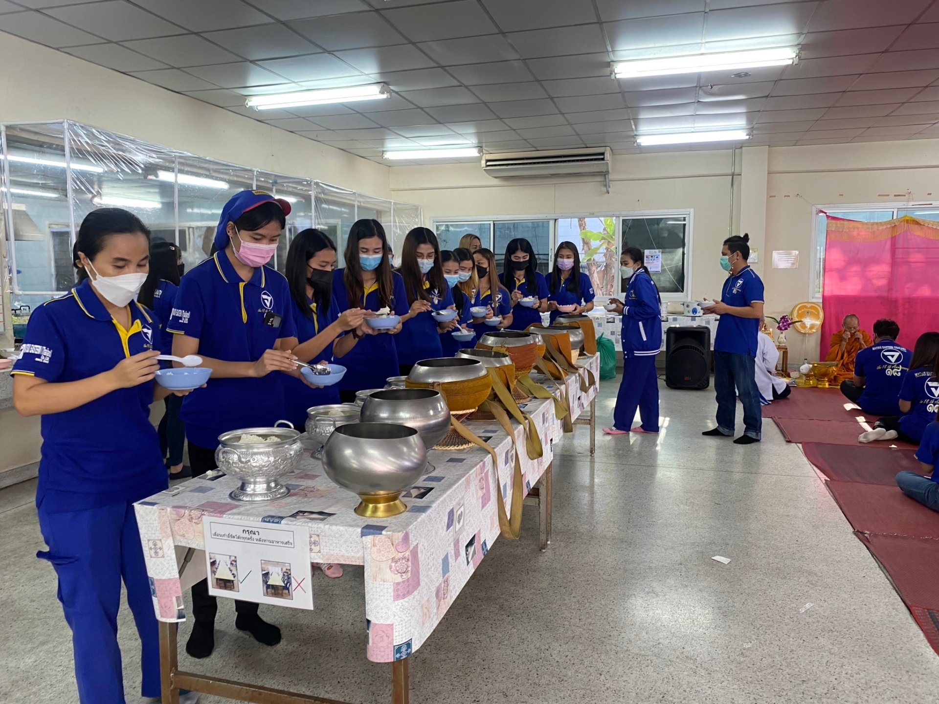 จัดกิจกรรมการทำบุญตักบาตรเนื่องในวันขึ้นปีใหม่ 2022 จัดกิจกรรมการทำบุญตักบาตรเนื่องในวันขึ้นปีใหม่ 2022