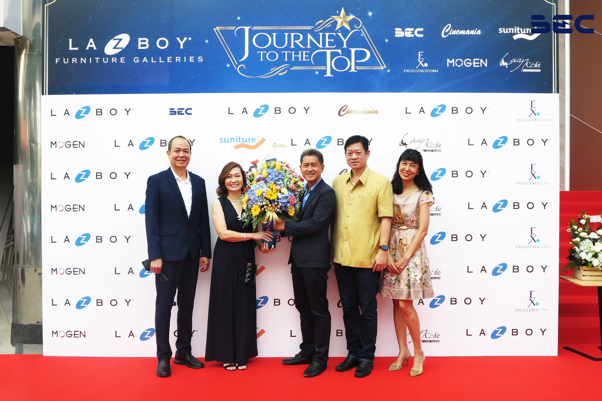 ตอกย้ำความเป็นพันธมิตรกันอย่างยาวนาน La-Z-Boy เชิญคุณทนงเกียรติ ชาติพาณิชย์ ร่วมเปิดแกลอรี่แห่งใหม่ ตอกย้ำความเป็นพันธมิตรกันอย่างยาวนาน La-Z-Boy เชิญคุณทนงเกียรติ ชาติพาณิชย์ ร่วมเปิดแกลอรี่แห่งใหม่