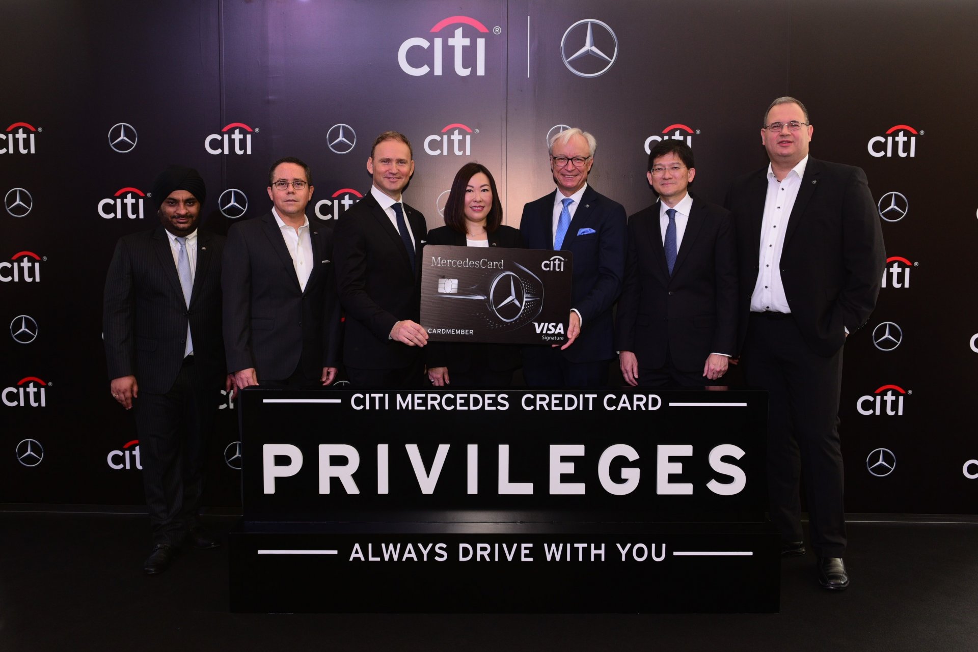 “ซิตี้แบงก์-เมอร์เซเดส-เบนซ์” เผยโฉมบัตรเครดิต Citi Mercedes เจาะพรีเมี่ยมเซกเมนต์ใหม่ ตอบโจทย์ทุกไลฟ์สไตล์ อัดฉีดสิทธิประโยชน์เหนือคู่แข่ง มั่นใจยอดบัตรโตตามเป้า เปิดตัว 3 Brand Endorsers “ปรางค์ อภินารา-อั๋น ภูวนาท-บุรินทร์ กรูฟไรเดอร์” “ซิตี้แบงก์-เมอร์เซเดส-เบนซ์” เผยโฉมบัตรเครดิต Citi Mercedes เจาะพรีเมี่ยมเซกเมนต์ใหม่ ตอบโจทย์ทุกไลฟ์สไตล์ อัดฉีดสิทธิประโยชน์เหนือคู่แข่ง มั่นใจยอดบัตรโตตามเป้า เปิดตัว 3 Brand Endorsers “ปรางค์ อภินารา-อั๋น ภูวนาท-บุรินทร์ กรูฟไรเดอร์”