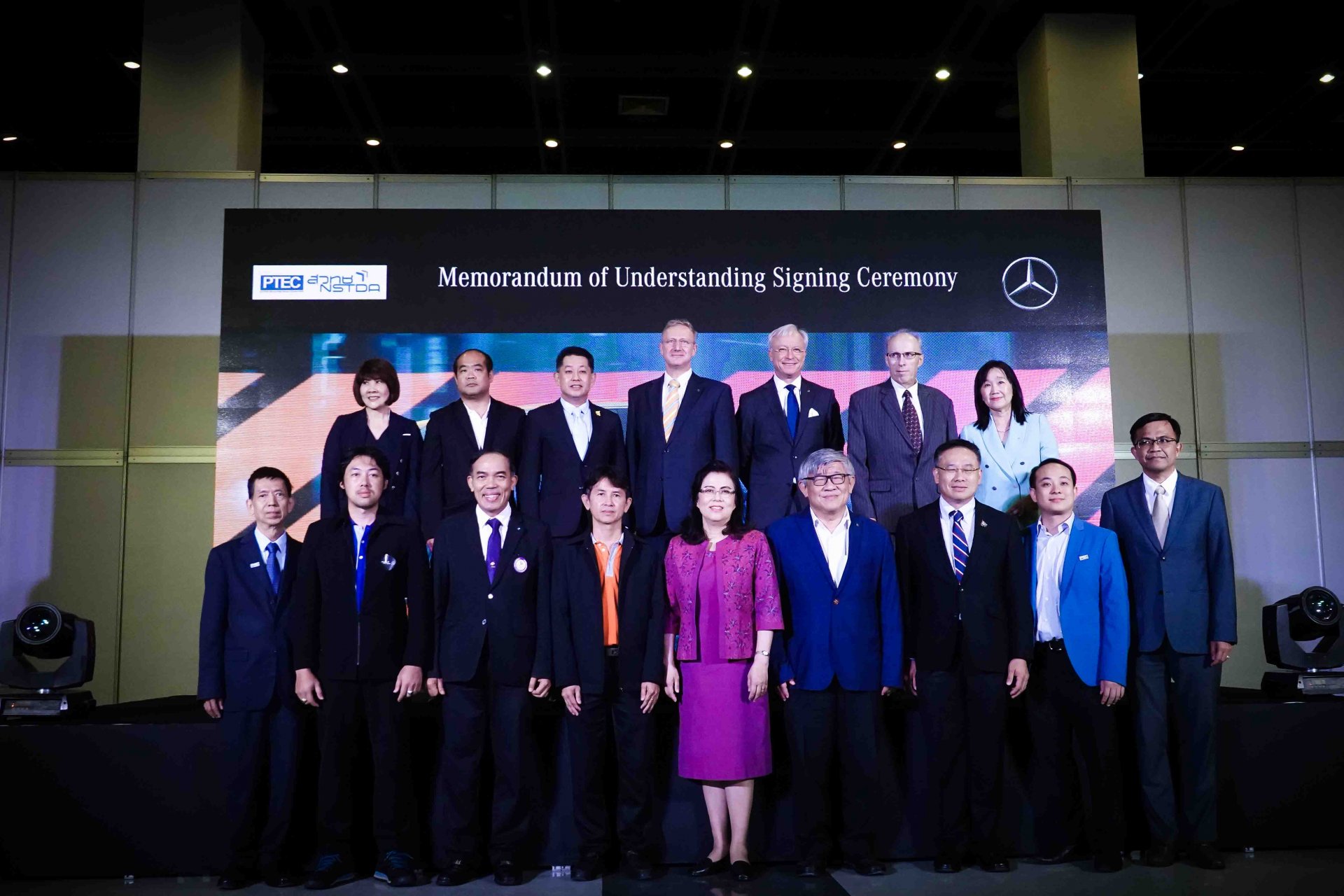 เมอร์เซเดส-เบนซ์ จับมือ สวทช. ลงนามความร่วมมือถ่ายทอดเทคโนโลยียานยนต์ไฟฟ้า  และการทดสอบแบตเตอรี่ลิเธียมเป็นแห่งแรกในไทยและอาเซียน เมอร์เซเดส-เบนซ์ จับมือ สวทช. ลงนามความร่วมมือถ่ายทอดเทคโนโลยียานยนต์ไฟฟ้า  และการทดสอบแบตเตอรี่ลิเธียมเป็นแห่งแรกในไทยและอาเซียน