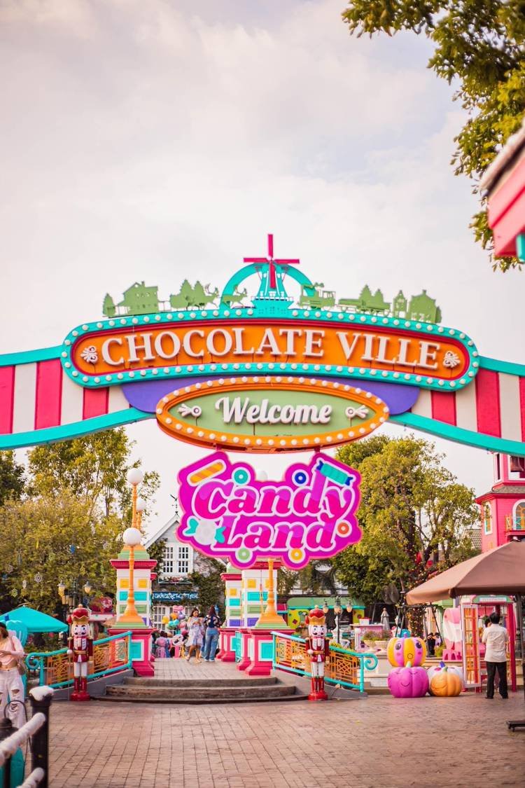 Chocolate Ville European Style Theme Park Restaurant & Disneyland Village + Liab Duan Night Marketc