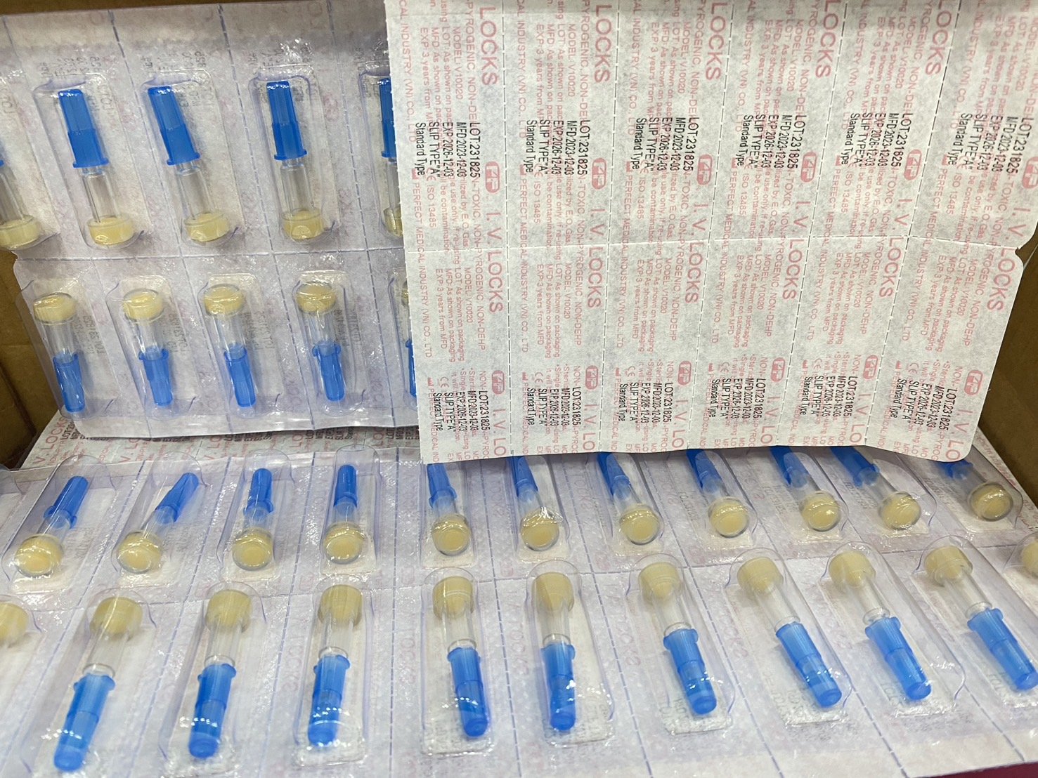 Injection plug ยี่ห้อ Perfect I.V.Locks (240ชิ้น/กล่อง)