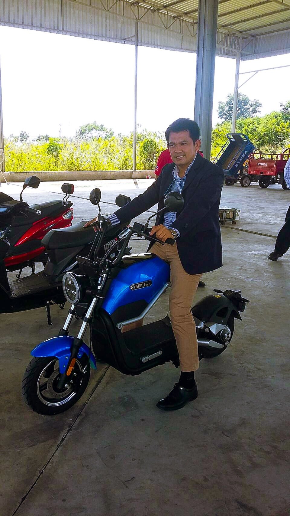 นาย อาณัติ สาดีน และ นาย รอเช็ด พรหมาด เข้าเยี่ยมชมโรงงานผู้ผลิตและจัดจำหน่ายรถมอเตอร์ไซค์ไฟฟ้า ตามโครงการ ส่งเสริมเพื่อพัฒนารถจักรยานยนต์ไฟฟ้าในประเทศไทย นาย อาณัติ สาดีน และ นาย รอเช็ด พรหมาด เข้าเยี่ยมชมโรงงานผู้ผลิตและจัดจำหน่ายรถมอเตอร์ไซค์ไฟฟ้า ตามโครงการ ส่งเสริมเพื่อพัฒนารถจักรยานยนต์ไฟฟ้าในประเทศไทย