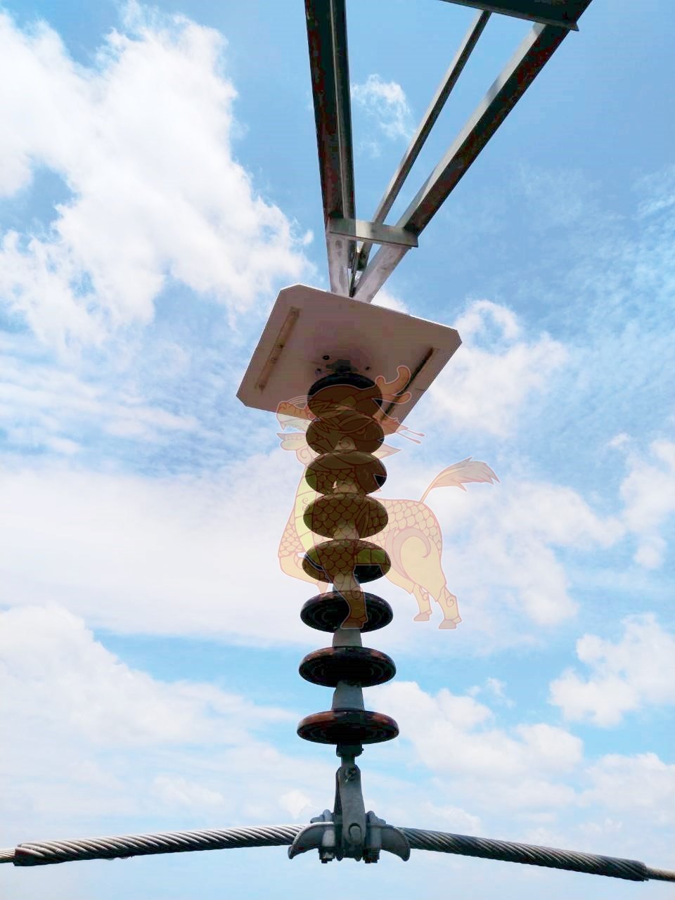 แผ่นพลาสวูดตรากิเลนส้มติดตั้งเป็นหมวกที่เสาไฟฟ้า