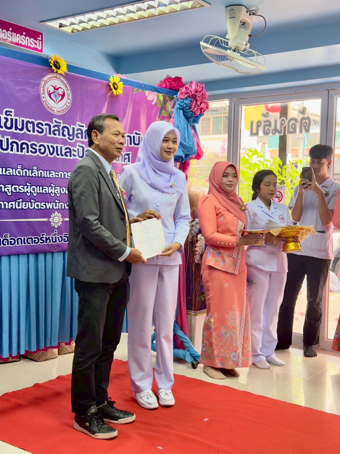 โรงเรียนด็อกเตอร์หนึ่งอินเตอร์แคร์ กระบี่ จัดพิธีประดับเข็มตราสัญลักษณ์และปัจฉิมนิเทศ รุ่น 33/2568 อย่างยิ่งใหญ่ โรงเรียนด็อกเตอร์หนึ่งอินเตอร์แคร์ กระบี่ จัดพิธีประดับเข็มตราสัญลักษณ์และปัจฉิมนิเทศ รุ่น 33/2568 อย่างยิ่งใหญ่