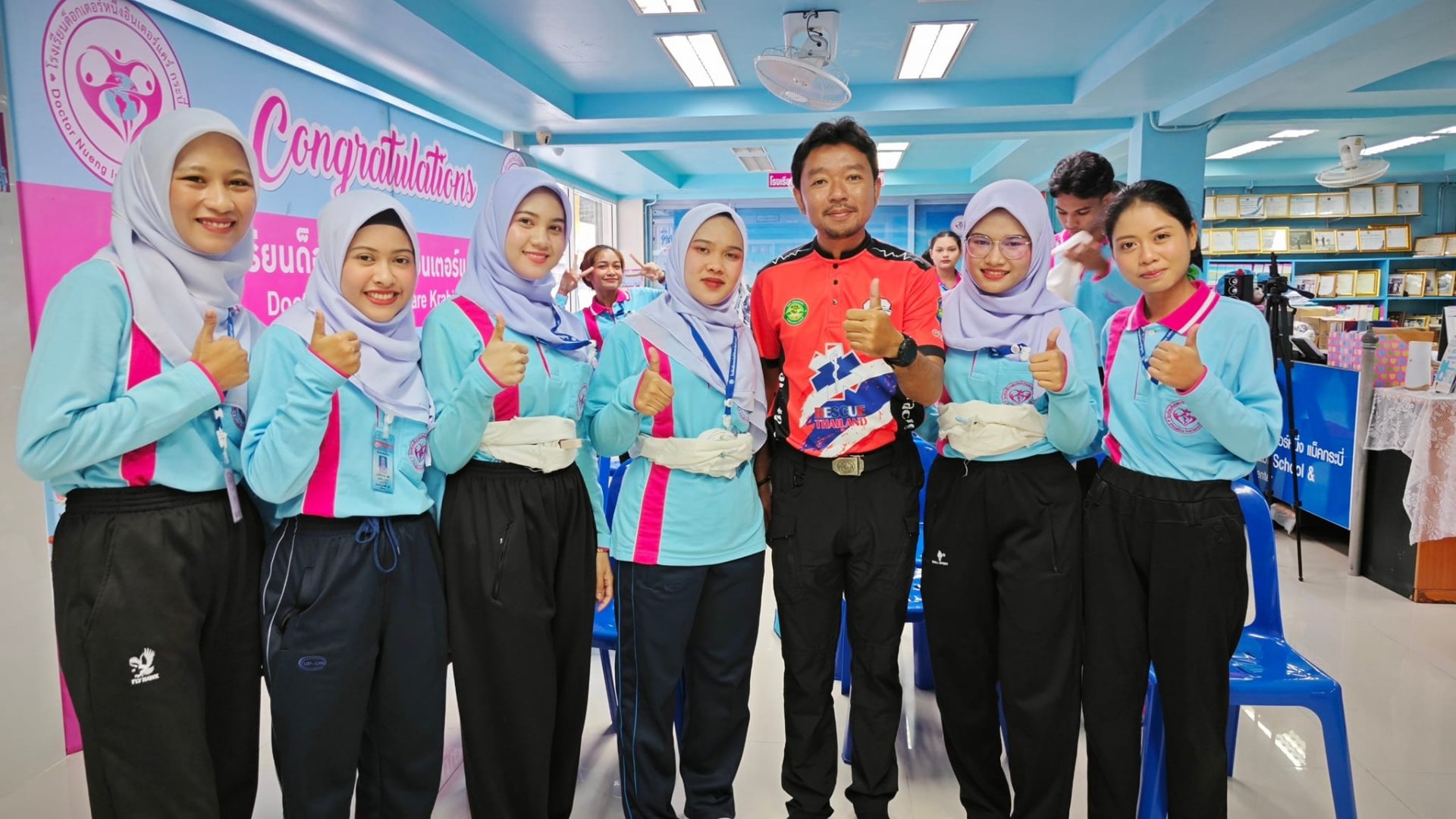 โรงเรียนด็อกเตอร์หนึ่งอินเตอร์แคร์กระบี่ร่วมกับทีมกู้ชีพขององค์การบริหารส่วนตำบลคลองขนาน อบรมการปฐมพยาบาลเบื้องต้นและการช่วยฟื้นคืนชีพขั้นพื้นฐาน