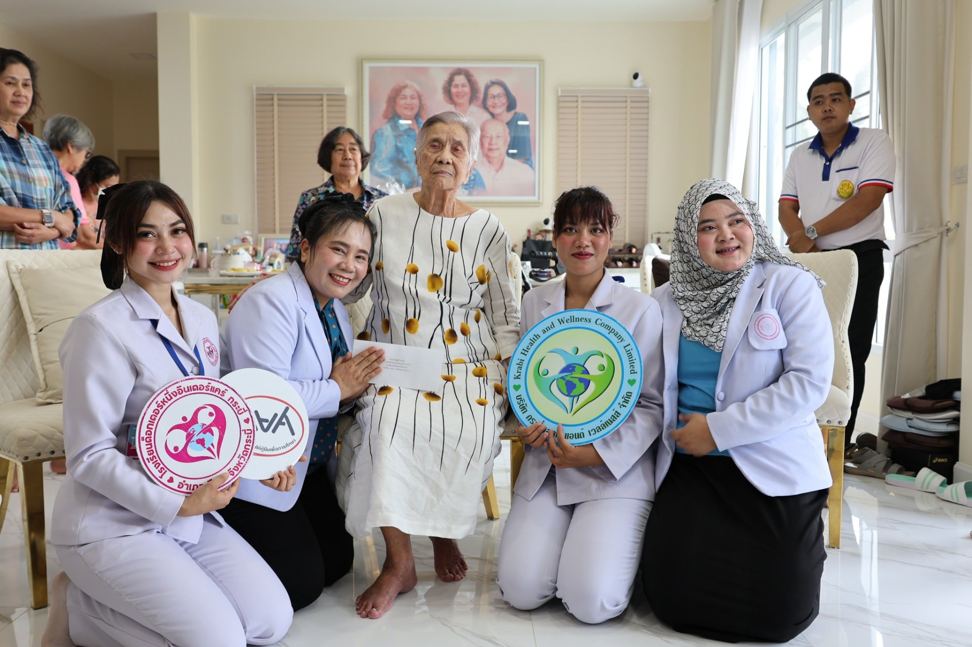 โรงเรียนด็อกเตอร์หนึ่งฯ ร่วมกับมูลนิธิและภาคีเครือข่าย ในโครงการ "กตเวทิตาคารวะ" เยี่ยมผู้สูงอายุ ๑๐๐ ปี