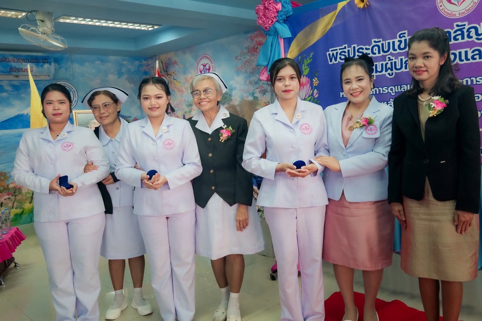 ก้าวแรกแห่งความภาคภูมิใจ! โรงเรียนด็อกเตอร์หนึ่งอินเตอร์แคร์ กระบี่ จัดพิธีประดับเข็มและปัจฉิมนิเทศหลักสูตรผู้ช่วยการพยาบาล