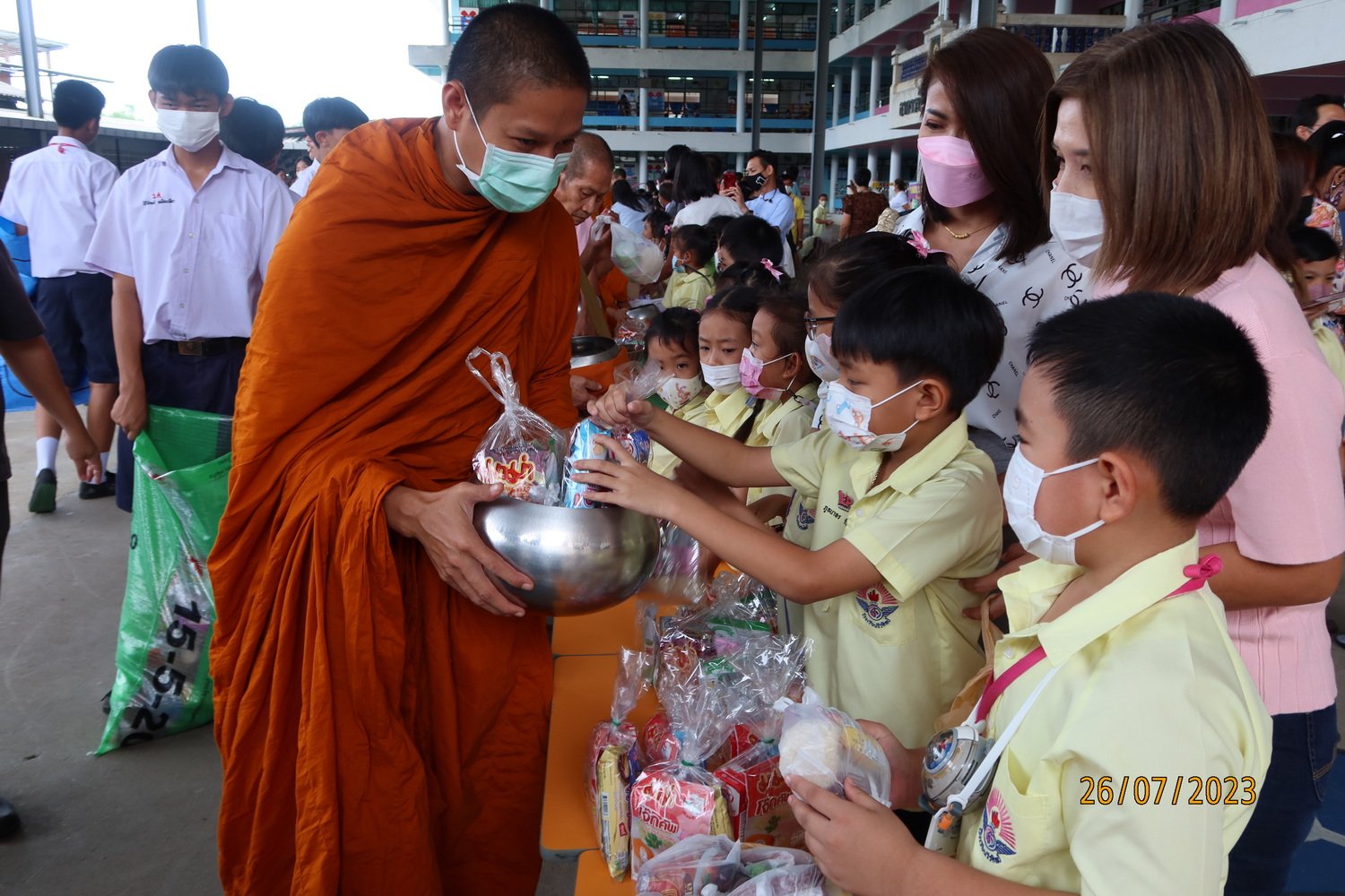 กิจกรรมทำบุญ ตักบาตร ข้าวสาร อาหารแห้ง และฟังธรรม เนื่องในวันอาสาฬหบูชาและวันเข้าพรรษา