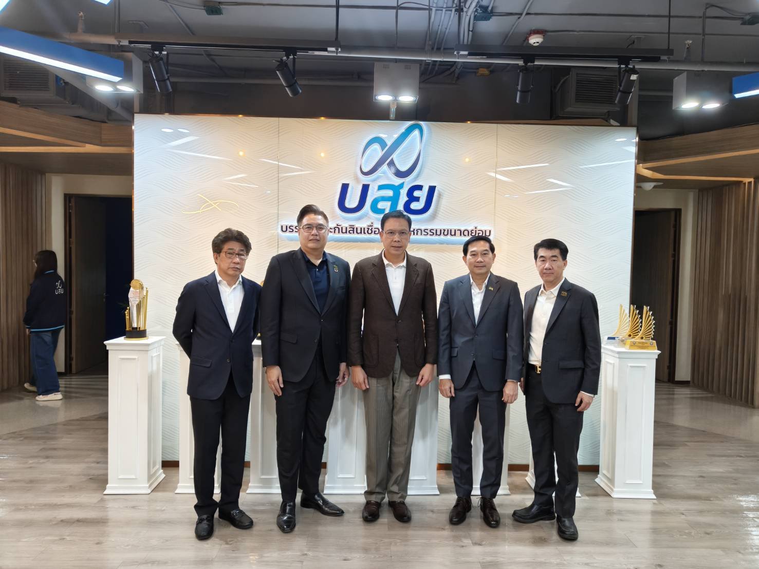 สมาคมธุรกิจเช่าซื้อไทย ได้เข้าร่วมประชุมหารือกับ บริษัทประกันสินเชื่ออุตสาหกรรมขนาดย่อม (บสย.) เพื่อสนับสนุนให้ Non-Bank มีโอกาสเข้าถึงโครงการ กะบะพี่มีคลังค้ำ ของกระทรวงการคลัง ซึ่งเป็นมาตรการสำคัญในการช่วยเหลือ SMEs และผู้ประกอบการรายย่อย สมาคมธุรกิจเช่าซื้อไทย ได้เข้าร่วมประชุมหารือกับ บริษัทประกันสินเชื่ออุตสาหกรรมขนาดย่อม (บสย.) เพื่อสนับสนุนให้ Non-Bank มีโอกาสเข้าถึงโครงการ กะบะพี่มีคลังค้ำ ของกระทรวงการคลัง ซึ่งเป็นมาตรการสำคัญในการช่วยเหลือ SMEs และผู้ประกอบการรายย่อย