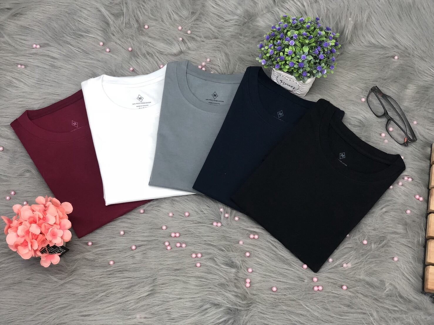 เลือกผ้าเสื้อยืดยังไงให้คุ้ม? เปรียบเทียบ Cotton vs TK vs CVC ครบทุกด้าน [2025]