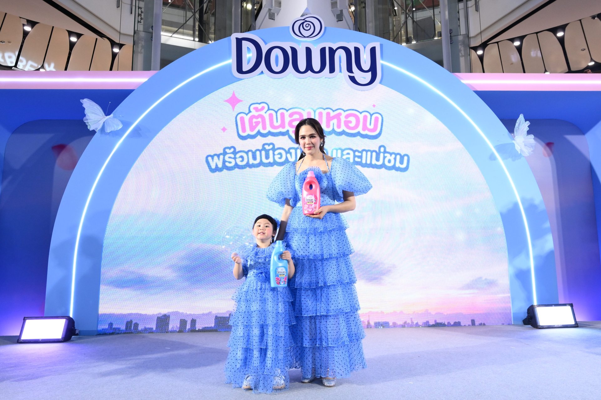 ดาวน์นี่ จัดใหญ่! ดึง แม่ชม-น้องเกล แท็กทีมแจกความสดชื่น 