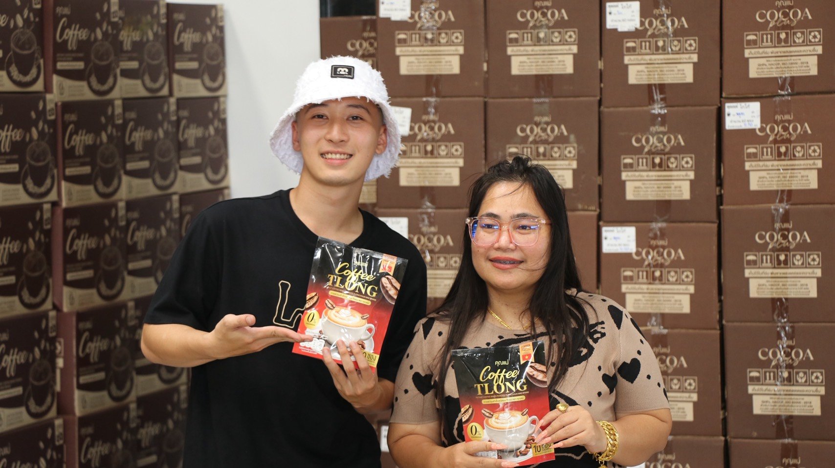 "Tlong" ศิลปินดัง นั่งแท่นพรีเซนเตอร์ "กาแฟคุณแม่" "Tlong" ศิลปินดัง นั่งแท่นพรีเซนเตอร์ "กาแฟคุณแม่"