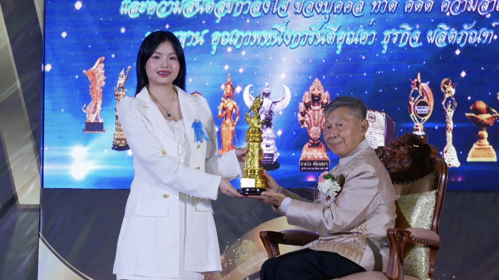 น้องเพลง รมิดา แก้วเสถียร คว้ารางวัลคนดีของสังคมสาขา ศิลปินหน้าใหม่มาแรง น้องเพลง รมิดา แก้วเสถียร คว้ารางวัลคนดีของสังคมสาขา ศิลปินหน้าใหม่มาแรง
