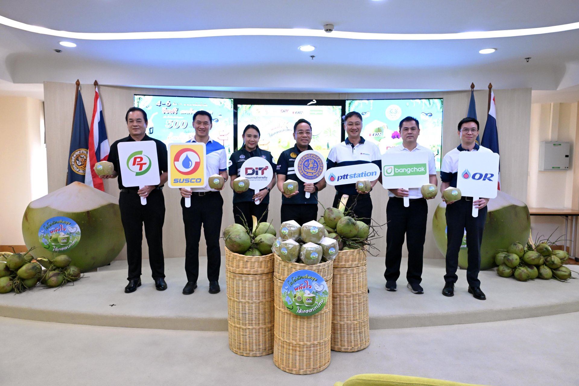 กระทรวงพาณิชย์ จับมือ 4 ปั๊มน้ำมัน ช่วยเกษตรกรกระจายมะพร้าวน้ำหอม