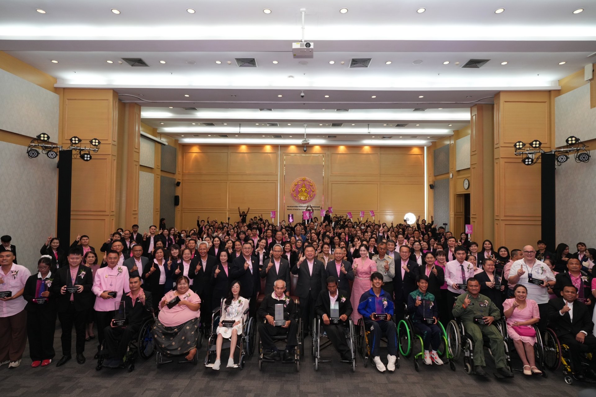 พม. ยกย่องเชิดชูเกียรติ 19 ผู้นำคนพิการสร้างแรงบันดาลใจ TOP 10