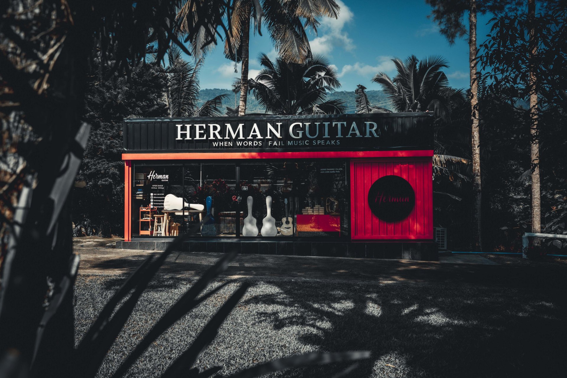 Herman Showroom - hermanguitar
