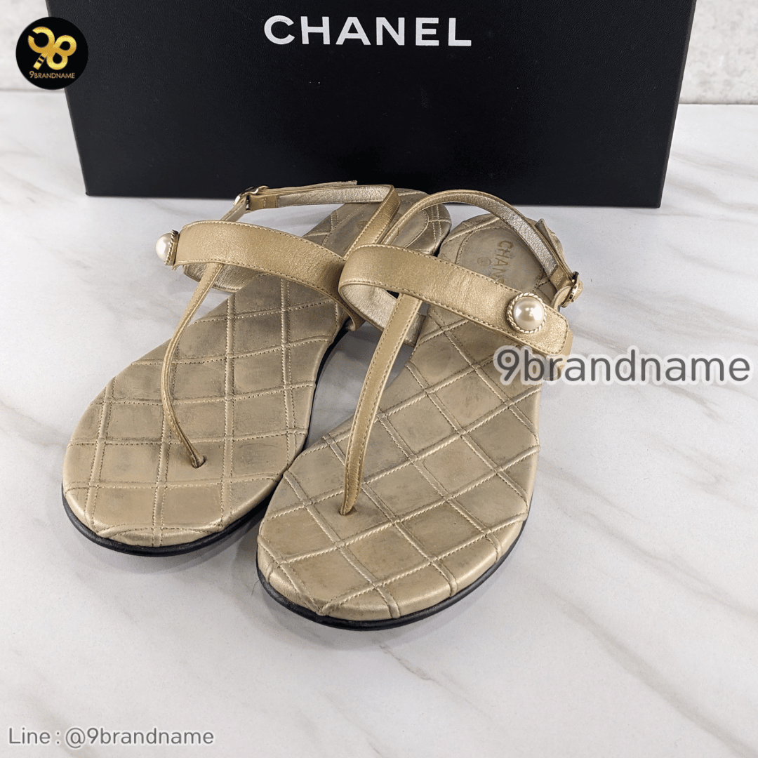 Chanel Flat sandals in gold leather with pearl Leather