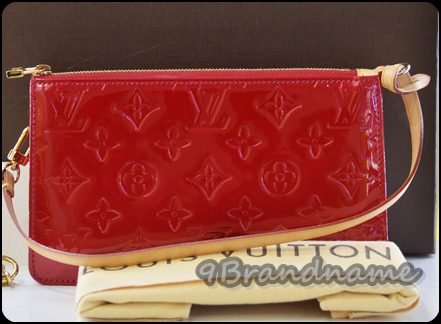 Louis Vuitton Pochette RED Vernis กระเป๋าสะพายใบเล็ก หนังแก้วสีแดงสด ใช้ออกงานได้ค่า มือสอง สภาพสวยมากกค่า