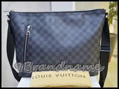 Louis Vuitton Mick Graphite size MM Messenger Men Bag - Used Authentic กระเป๋าสะพาย crossbody สำหรับผู้ชายืไซส์ กลาง ใส่ของได้เยอะเลยค่า ก้นกว่าง ลายตารางสีเทา มือสอง สภาพเหมือนใหม่