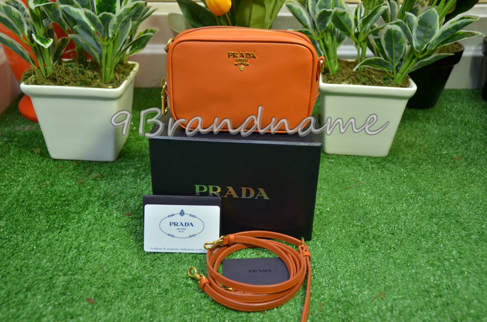 Prada Mini Box Saffiano Papaya Orange กระเป๋าสะพายข้าง ใบจิ๋วทรงกล่องยอดนิยม หนังสีส้มด้าน มือสอง สภาพเหมือนใหม่ค่า