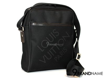 Louis Vuitton Citadin Geant Black M93223 - Used Authentic กระเป๋าผู้ชาย หลุยส์ วิตตอง ครอสบอดี้ ผ้า ขอบหนังน้ำตาลเข้า น้ำหนักเบา สบาย ใส่ของได้จุ ของแท้ มือสอง สภาพดีค่ะ