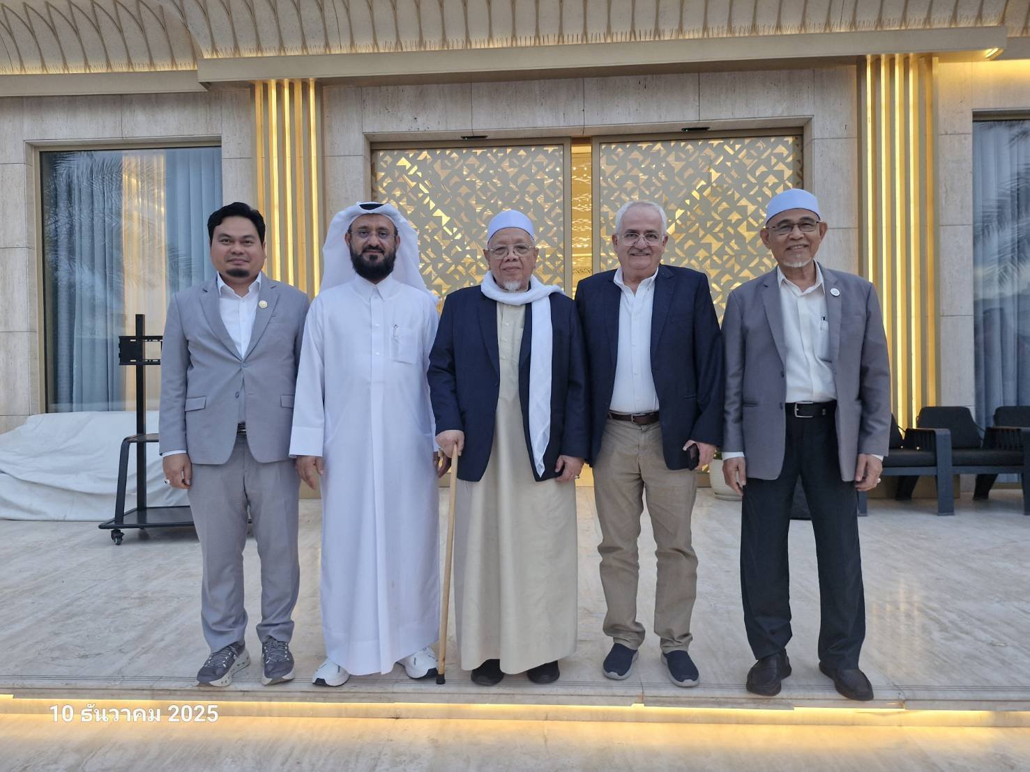 ผู้อำนวยการสถาบันมาตรฐานฮาลาลแห่งประเทศไทย ซึ่งติดตามท่านจุฬาราชมนตรี ได้เข้าเยี่ยมตามคำเชิญของปลัดกระทรวงอาวกอฟแห่งรัฐกาตาร์