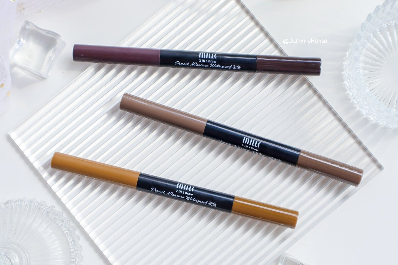 เคยใช้ดินสอเขียนคิ้วของ Mille รุ่นแรกๆเลย จนตอนนี้อัพเกรดขึ้นแบบ 2in1 Brow pencil Mascara Waterproof  เคยใช้ดินสอเขียนคิ้วของ Mille รุ่นแรกๆเลย จนตอนนี้อัพเกรดขึ้นแบบ 2in1 Brow pencil Mascara Waterproof