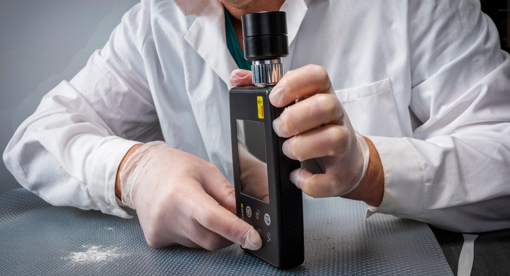 Handheld Raman spectrometer