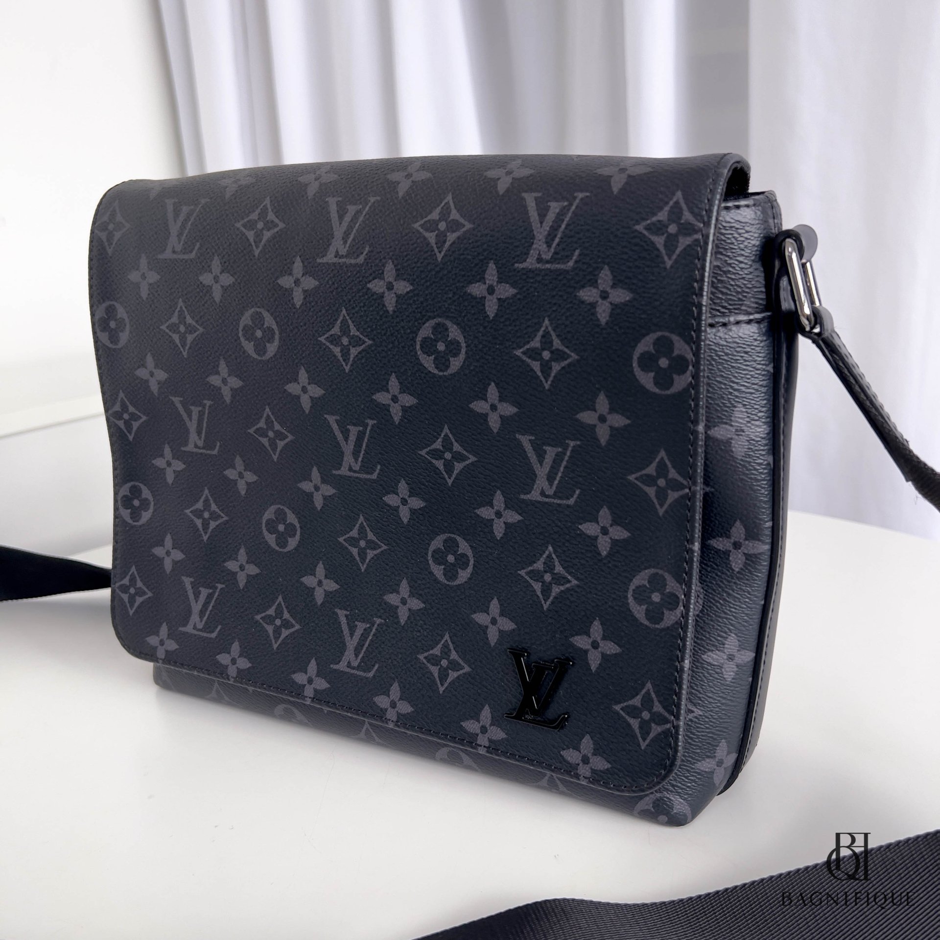 Louis vuitton messenger district monogram eclipse pm noir black outlet