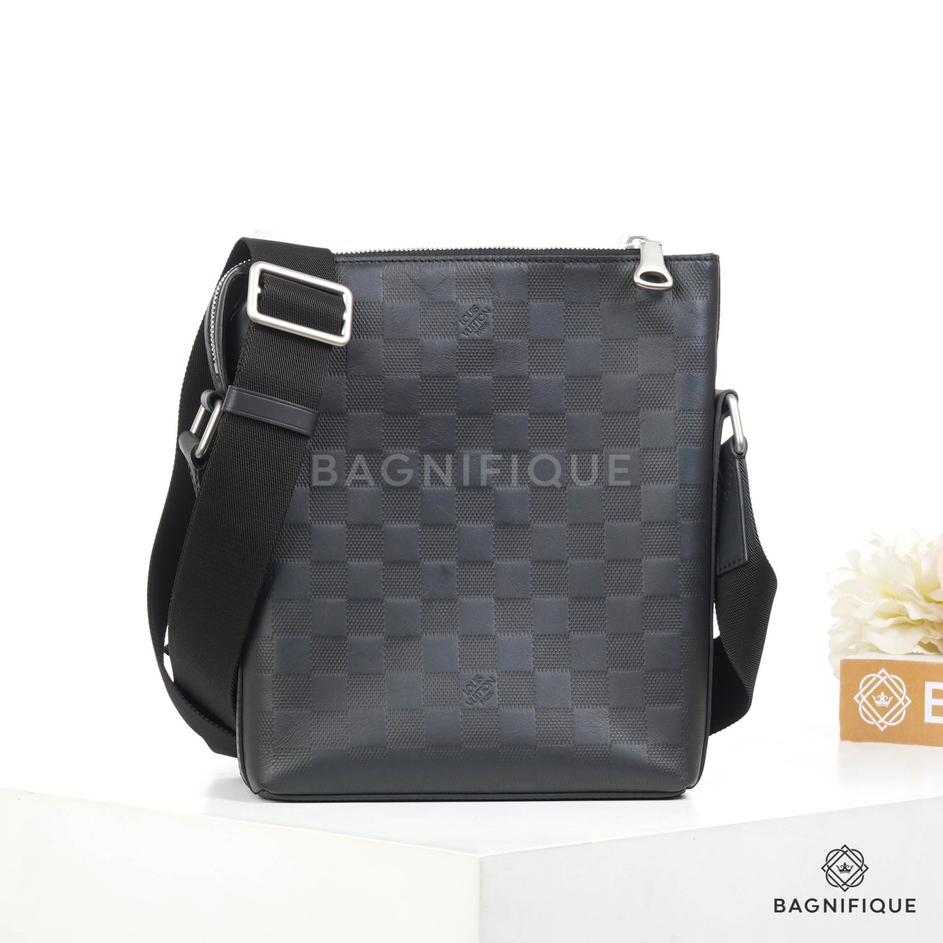 Louis vuitton discovery discount messenger