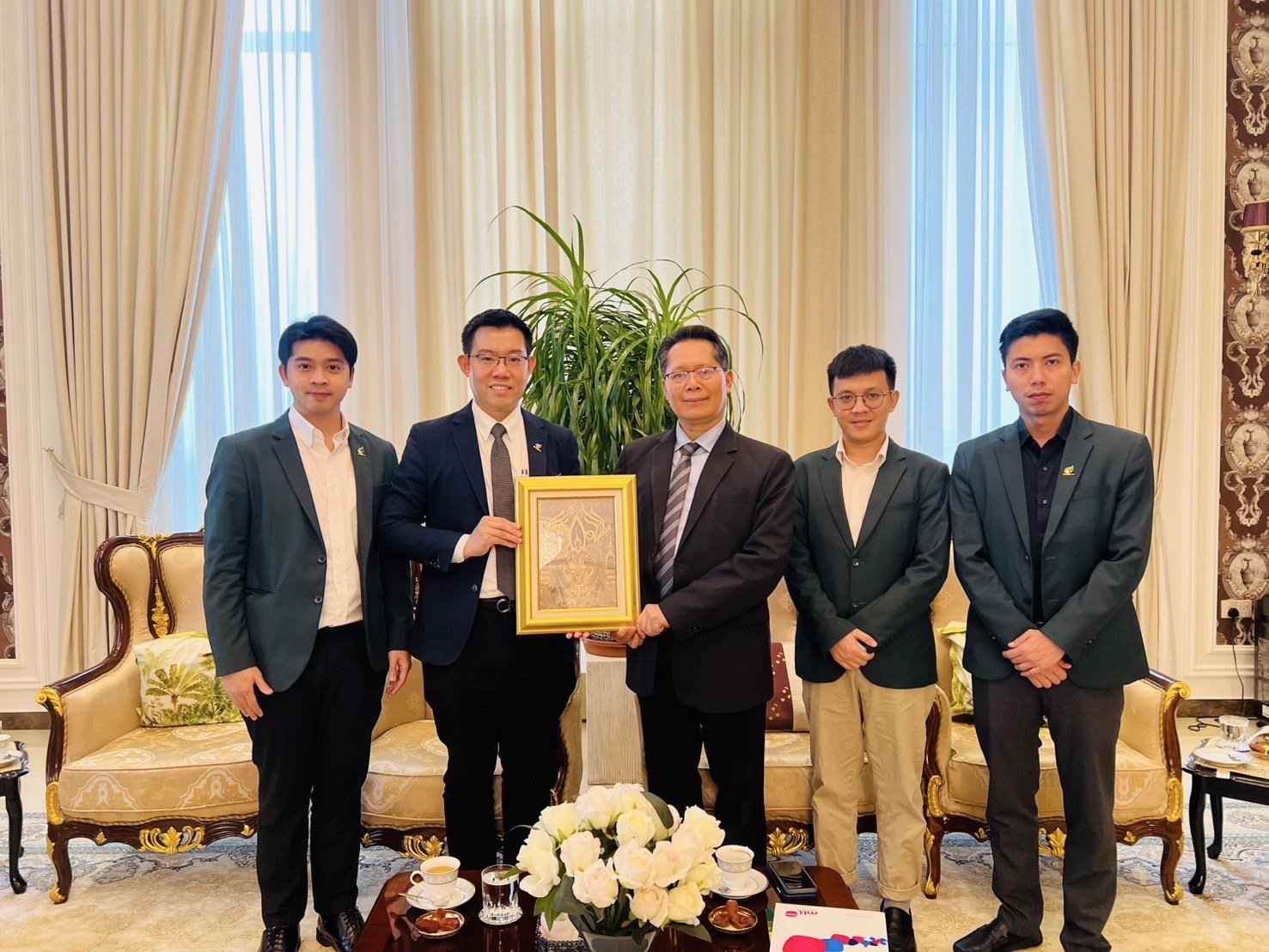 Dr. Kengphong Tangarunsanti had the honor of meeting and discussing with H.E. Sorayut Chasombat, Ambassador of Thailand to the United Arab Emirates, in Abu Dhabi.