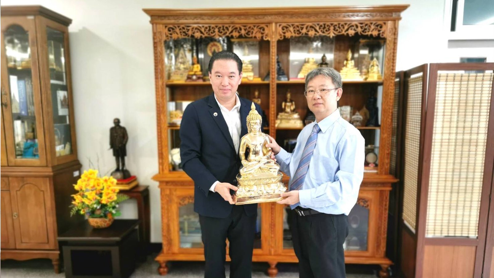 ดร. สิทธิวัตน์ กำกัดวงษ์ ประธานกรรมการบริหาร กลุ่มโรงพยาบาล IMH ดร. สิทธิวัตน์ กำกัดวงษ์ ประธานกรรมการบริหาร กลุ่มโรงพยาบาล IMH