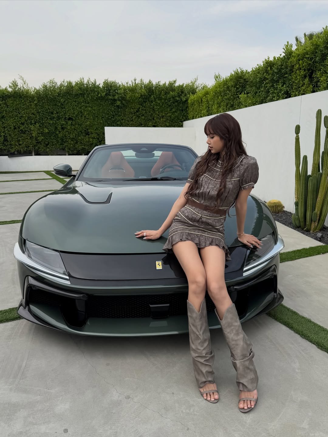 Lisa ถอยรถใหม่อีกแล้ว!! Ferrari 12 Cilindri Spider เปิดประทุน V12 N/A สุดหรู